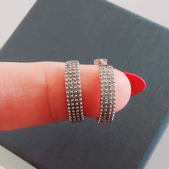 New~Elegant 2/3 Ct. Genuine Diamond Huggie Hoop Earrings - Picture 4 of 11